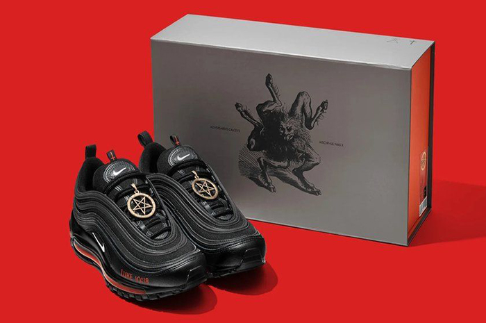 Nike VS MSCHF: 666 pasang sepatu kontroversial yang menggunakan darah manusia dan sold out dalam satu menit
