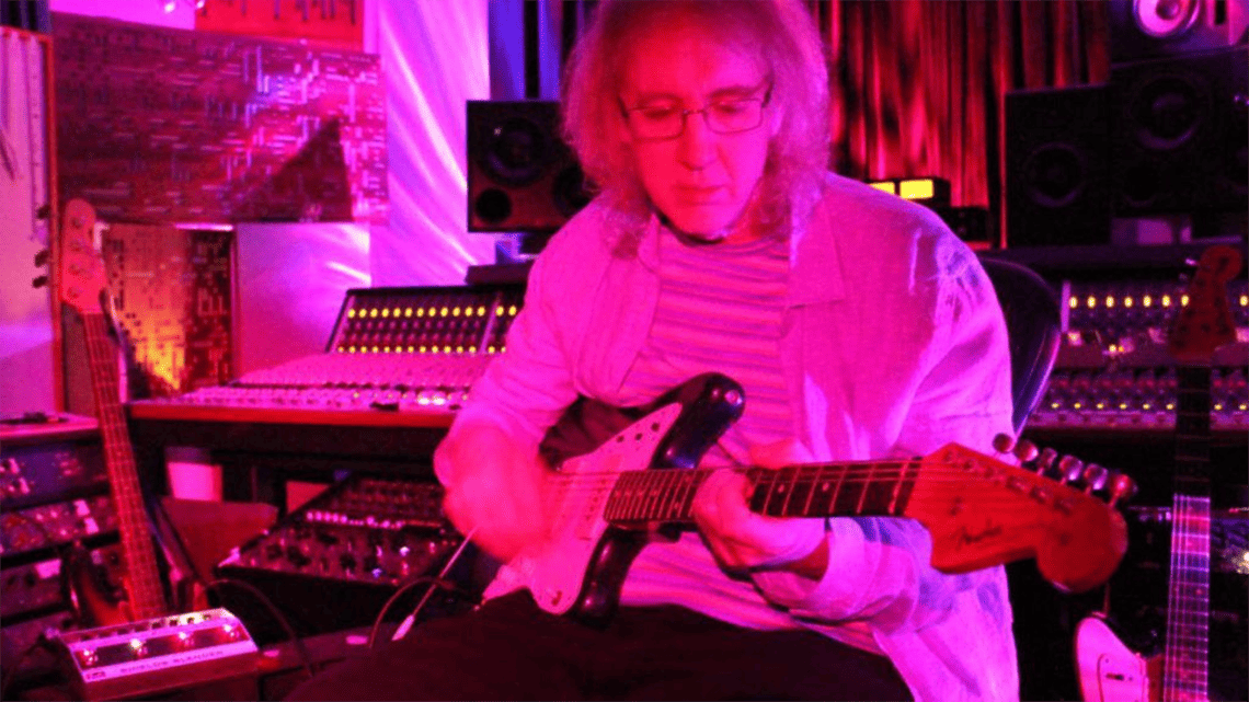 Kevin Shield (MBV) Berkolaborasi dengan Fender Membuat Pedal Fuzz Shields Blender